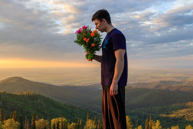 muž s kyticí v horách