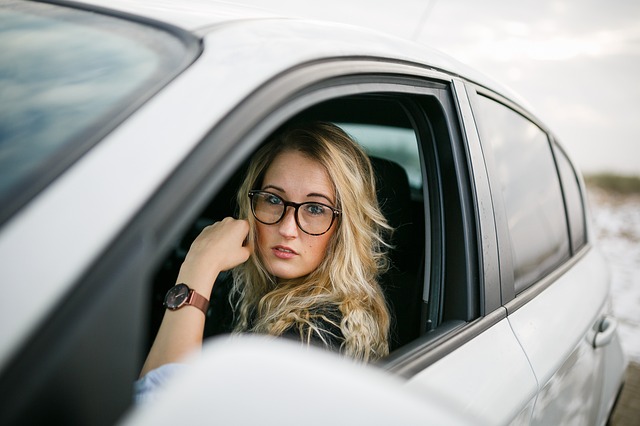 žena v osobním automobilu.jpg